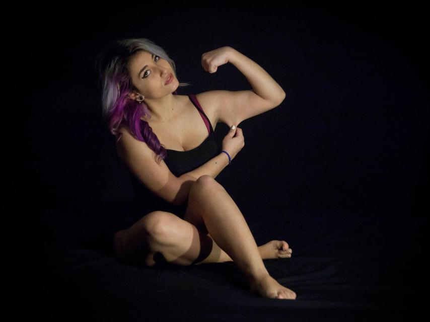 Lulu muestra la elasticidad de sus músculos.