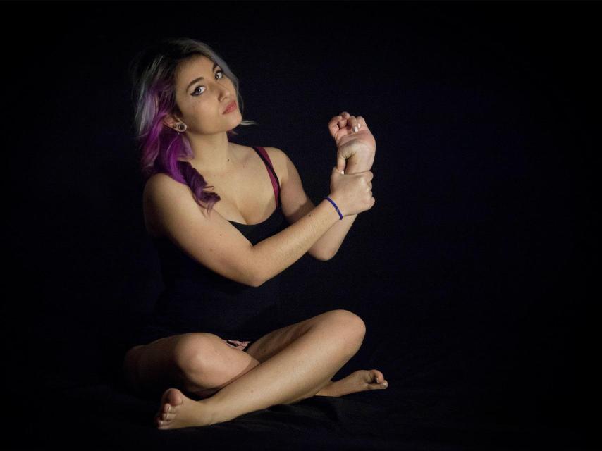 Lulu dobla sus dedos más allá de lo normal.