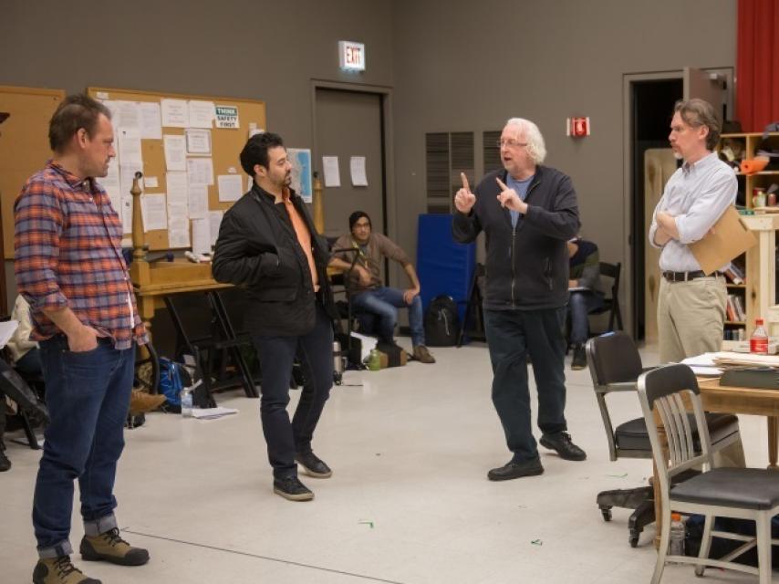 Robert Falls y Seth Bockley en acción con sus actores durante los ensayos.