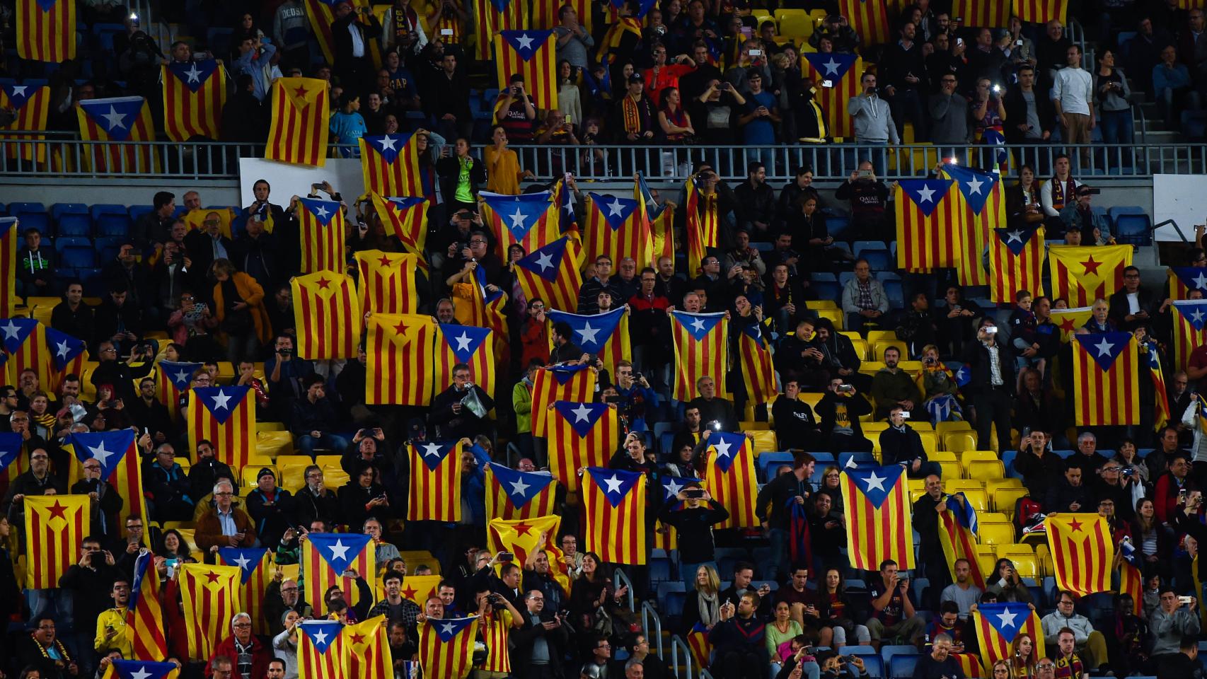 Esteladas en el Camp Nou.