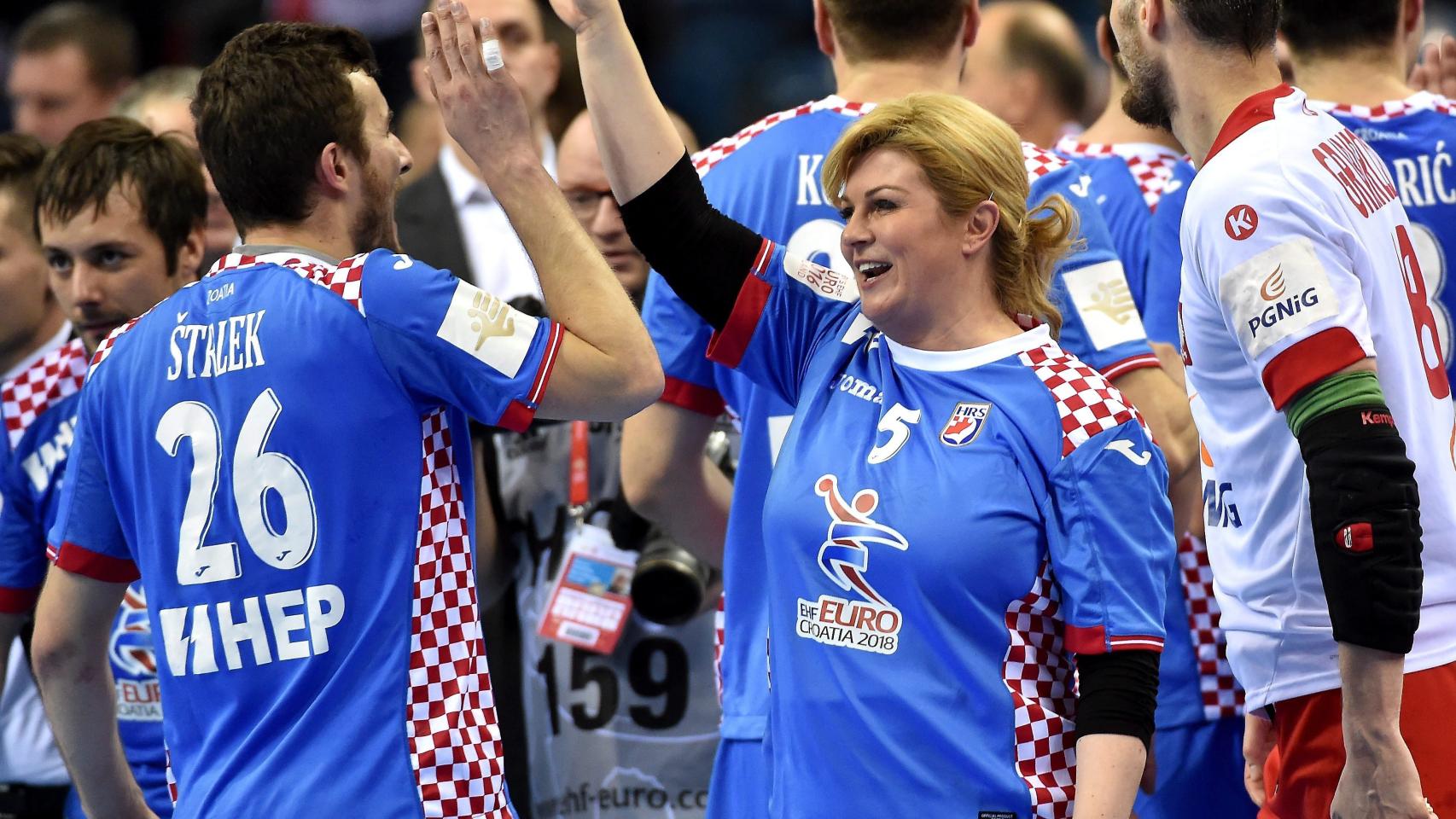 Manuel Strlek felicitado por la presidenta croata.