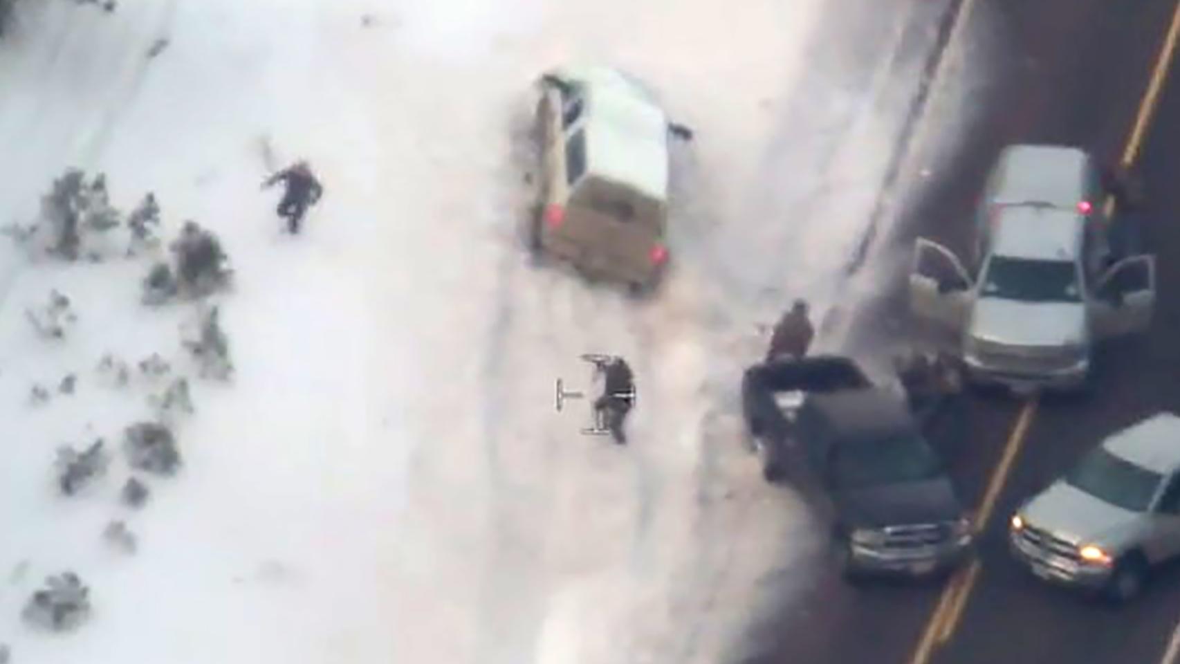 Momento en el que los federales disparan al portavoz de los ocupantes.