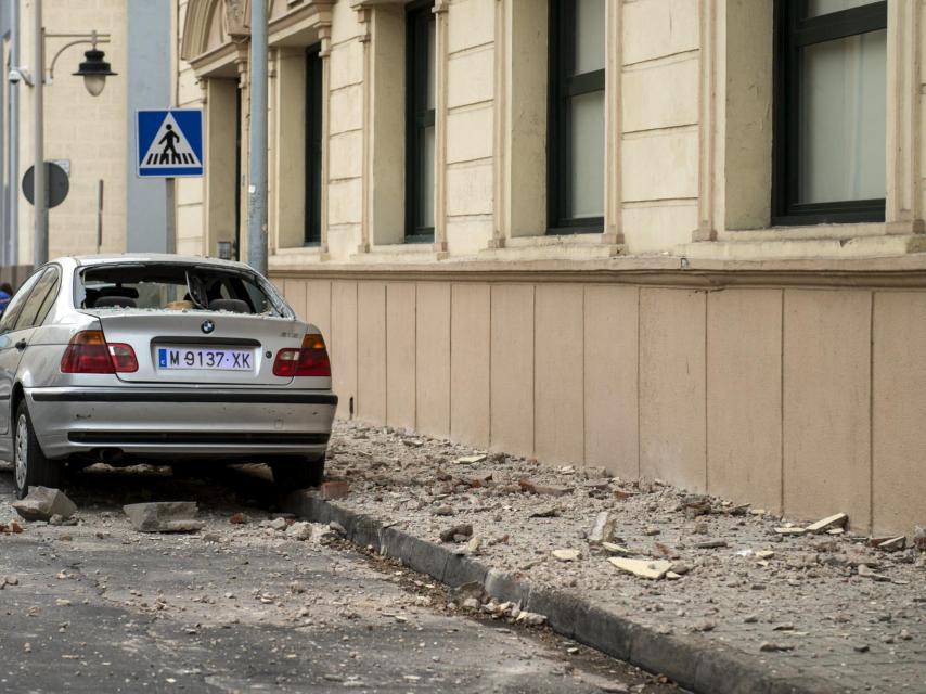 Trozos de fachada desprendidos por el terremoto.