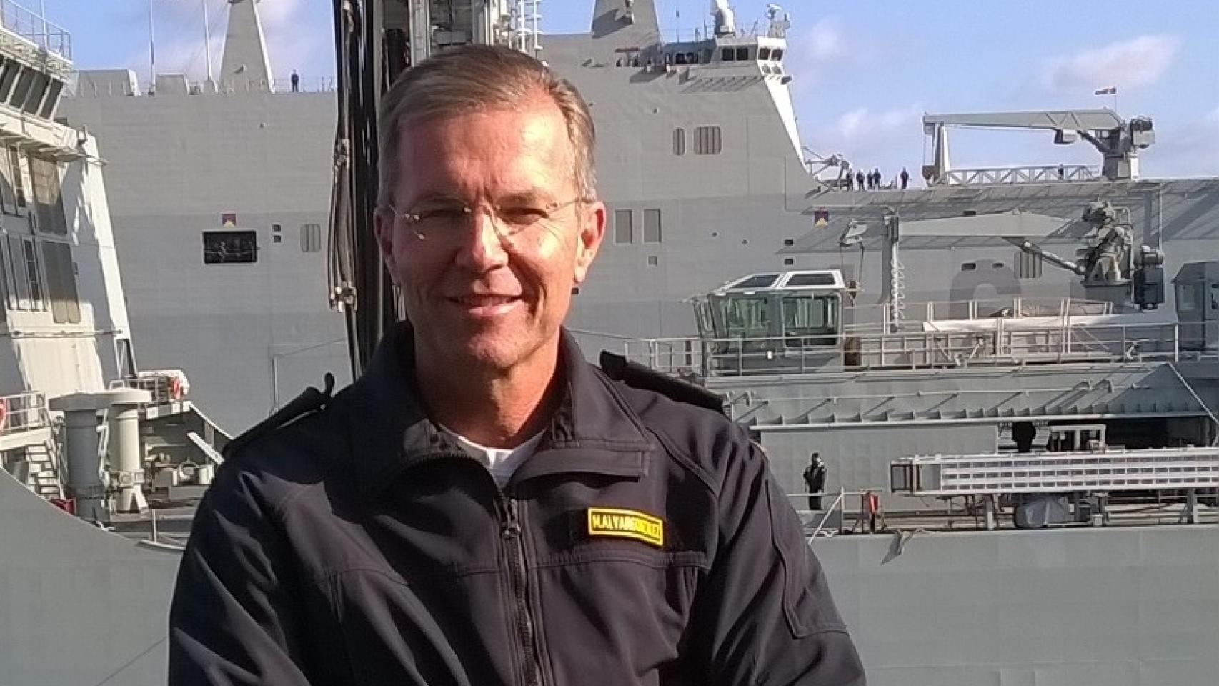 El capitán Manuel Alvargonzález Méndez, a bordo de la fragata 'Canarias'.