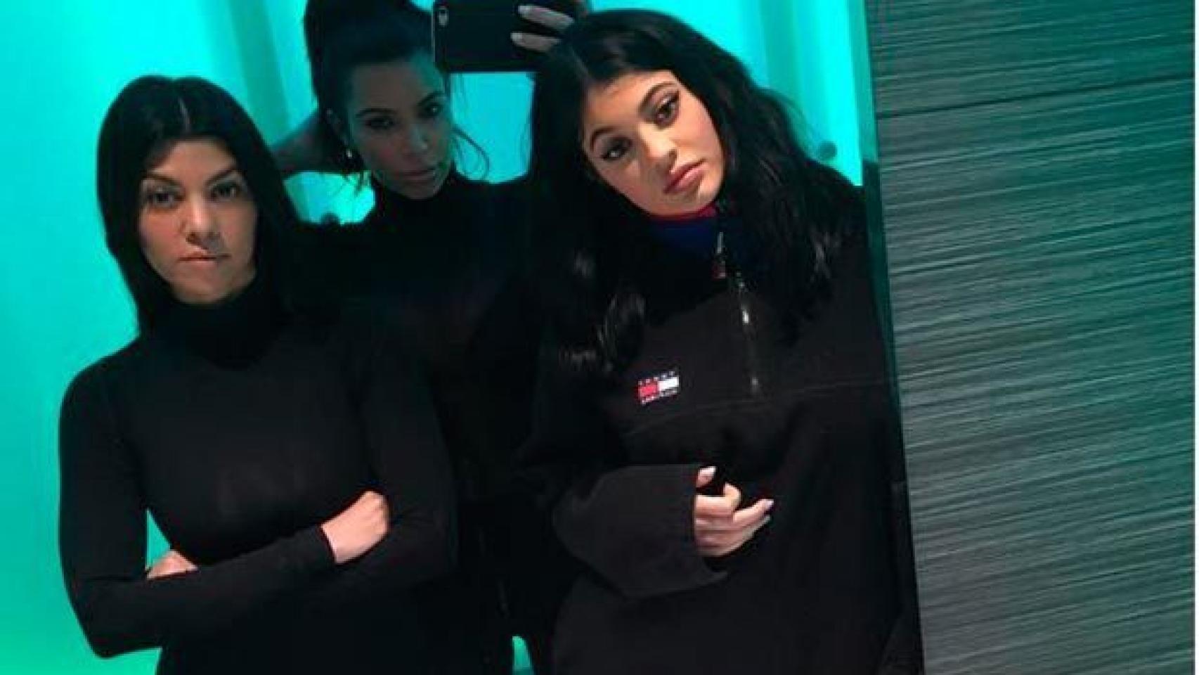 Kim Kardashian en el centro junto a sus hermanas Kylie  y Kourtney