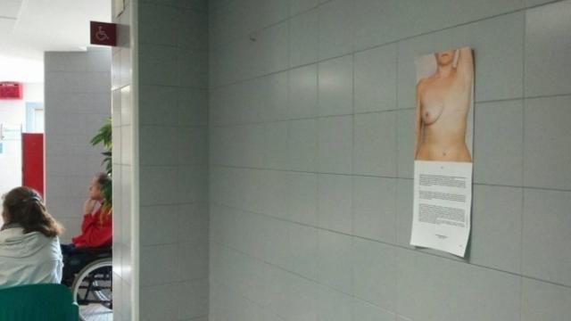 El cartel de Mara León colgado en un centro