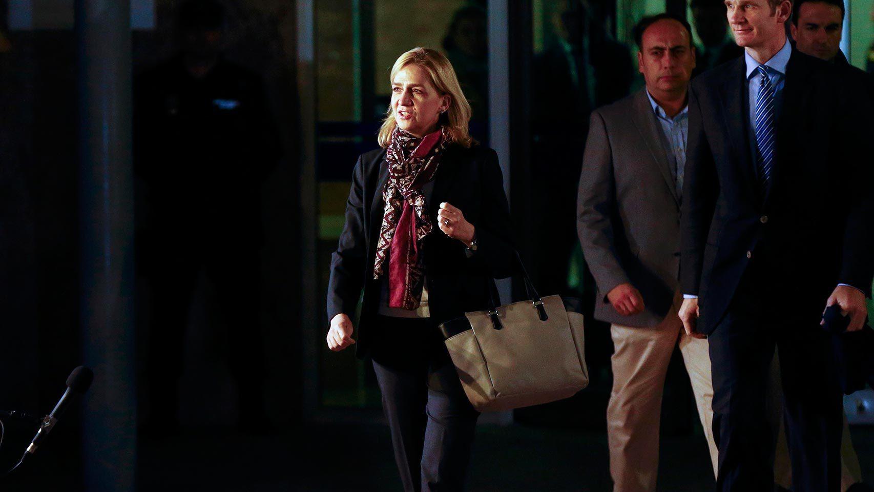 La infanta Cristina e Iñaki Urdangarin salen del juzgado.