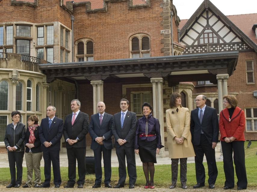 Patxi López preside un Consejo de Gobierno en Artaza en su etapa de Lehendakari.