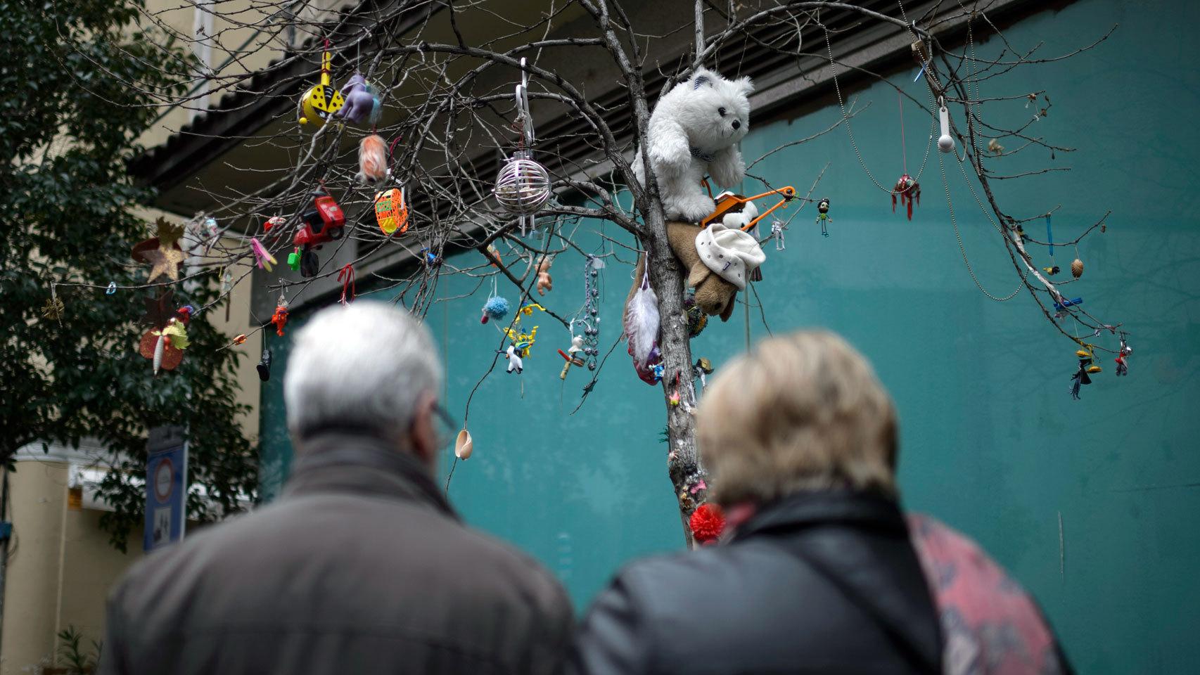 Dos paseantes contemplan el árbol encantado