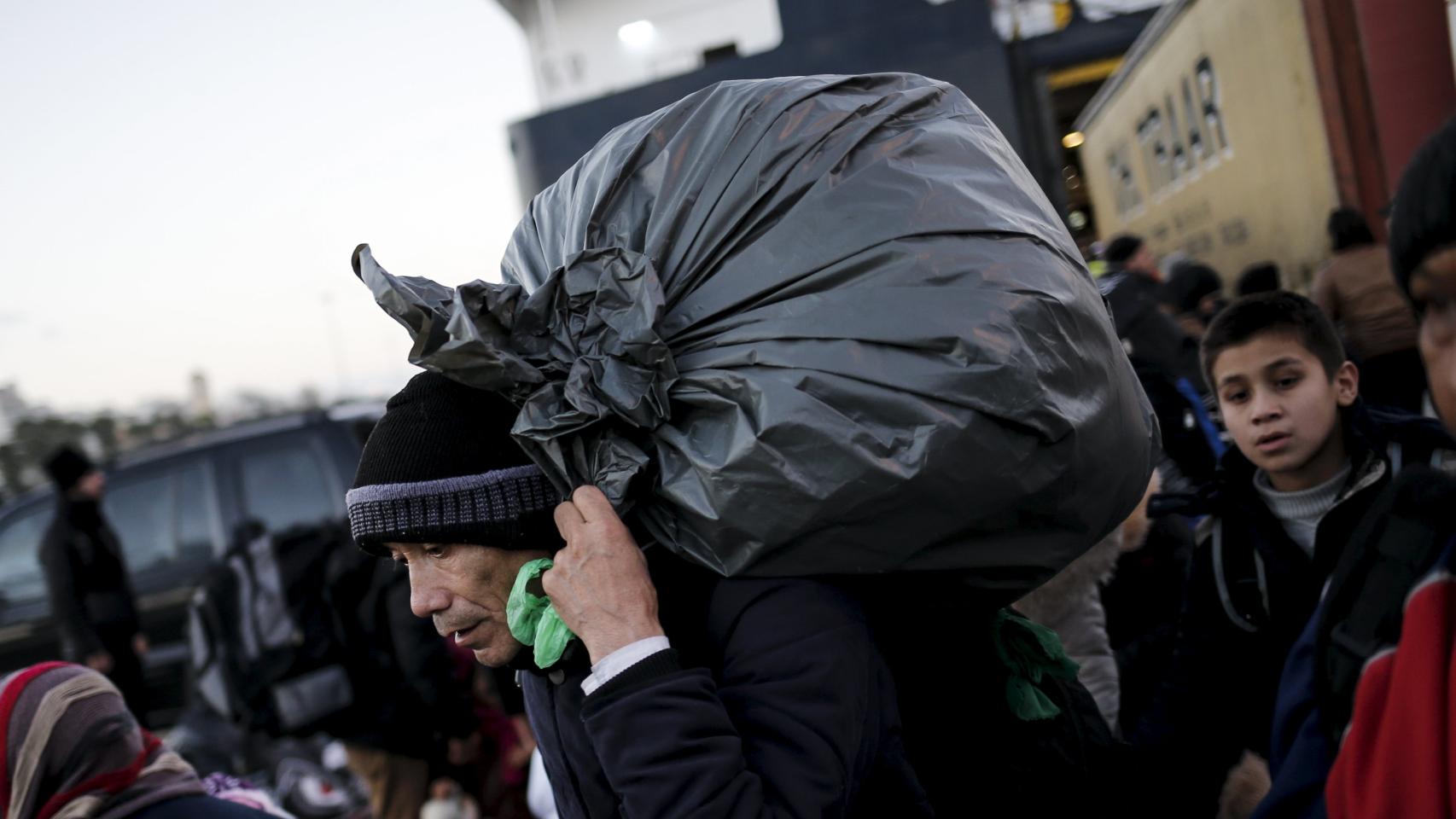 Un refugiado afgano llega al puerto de Pireo en Grecia.