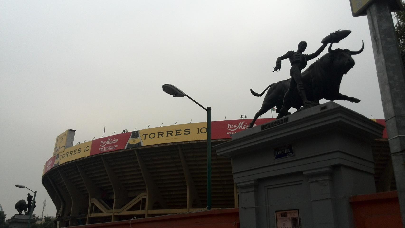 Exteriores de la Monumental Plaza México.
