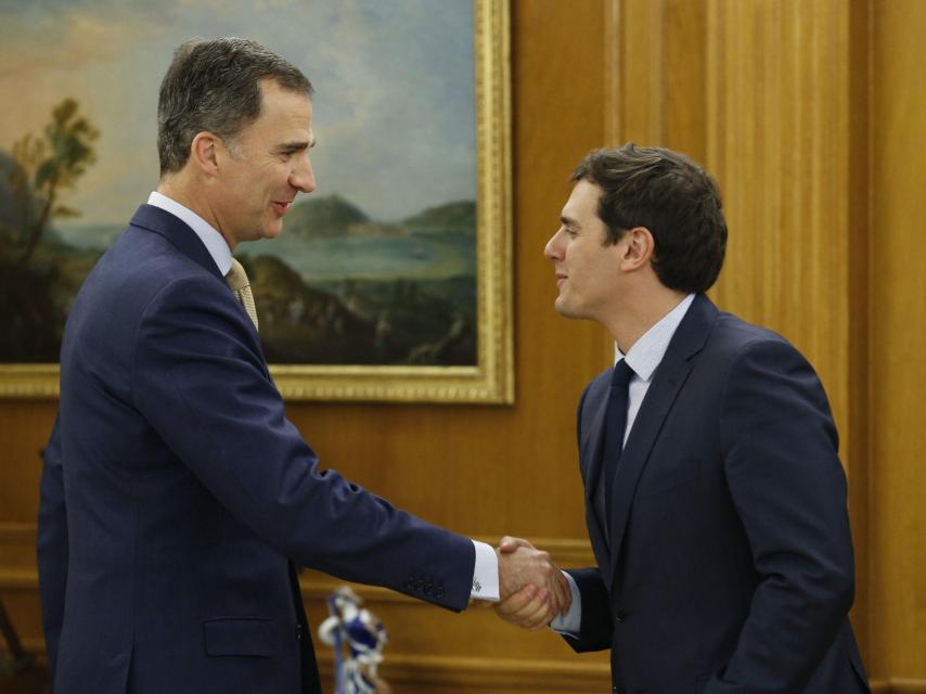 Felipe VI y Albert Rivera se saludan en la Zarzuela.