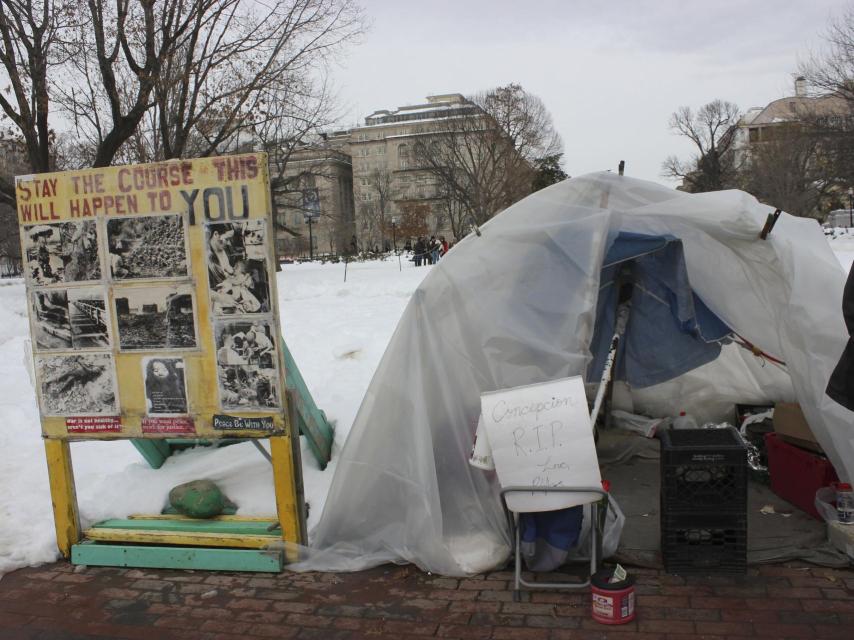 Varias personas despiden en el parque Lafayette a Conchita.