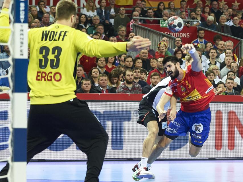 Eduardo Gurbindo lanza contra Alemania.