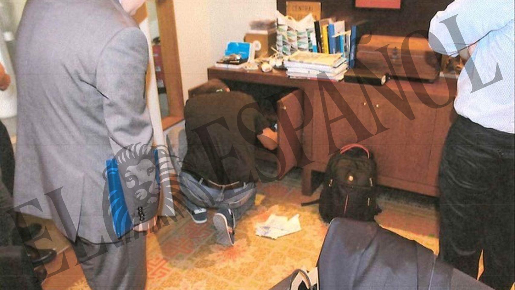 Agentes de la Guardia Civil registran la sede de Teyco en Barcelona.