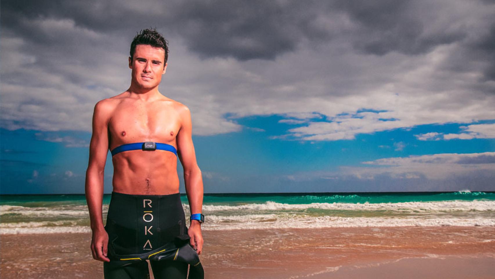 Gómez Noya posa en la playa.