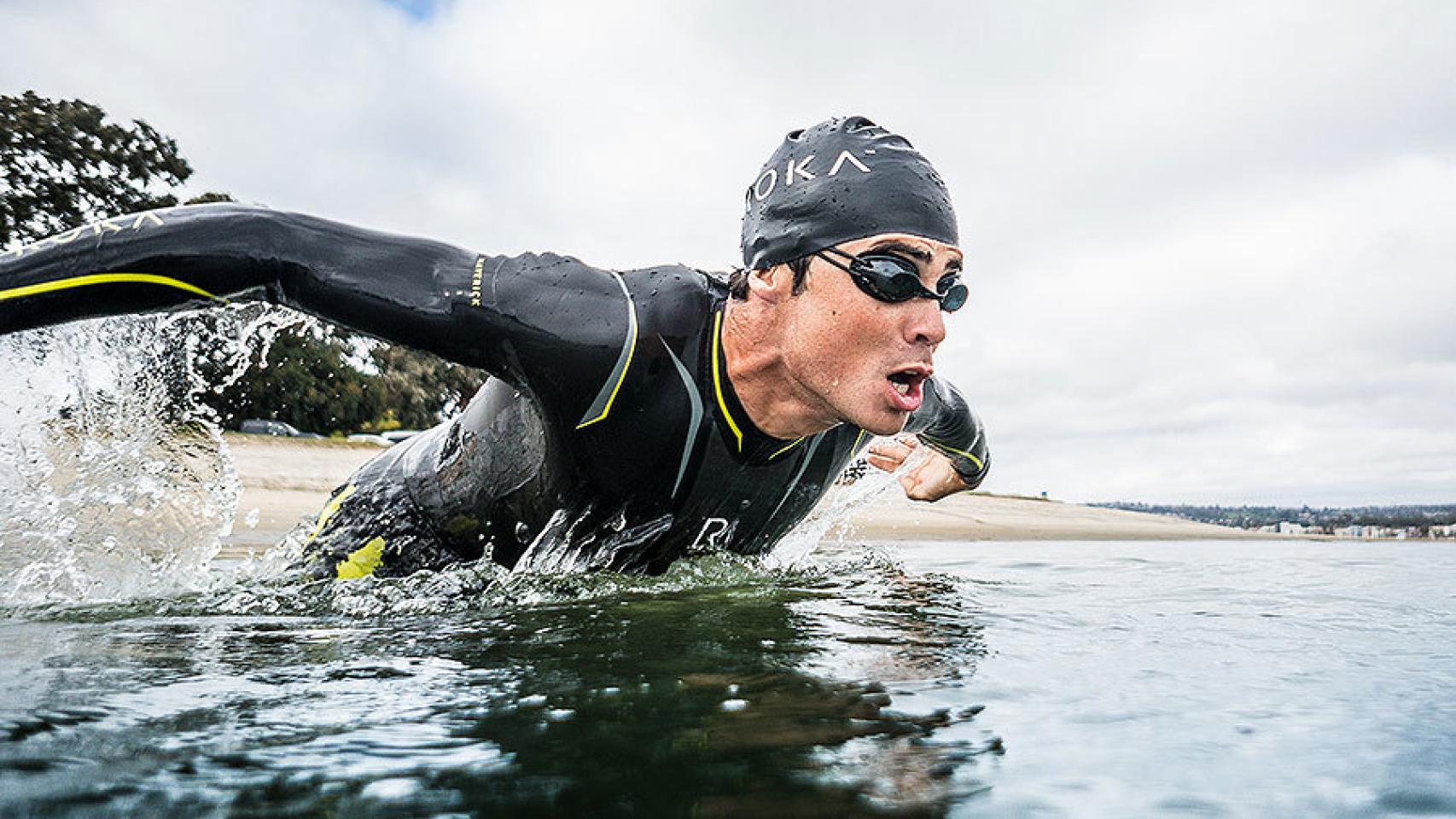 Gómez Noya sale del agua en la prueba de nado.