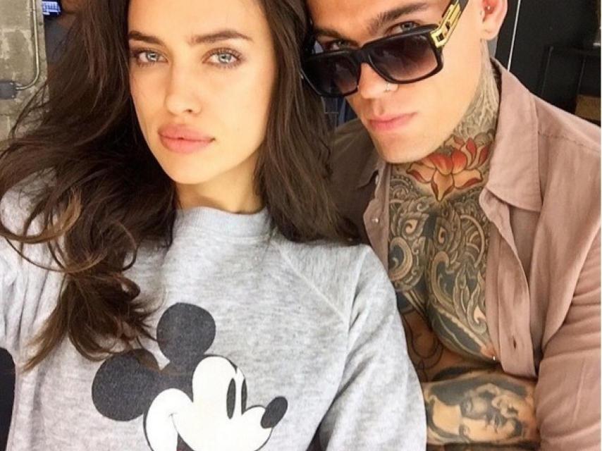 Irina y el modelo no se cortan a la hora de mostrase cómplices en sus redes sociales