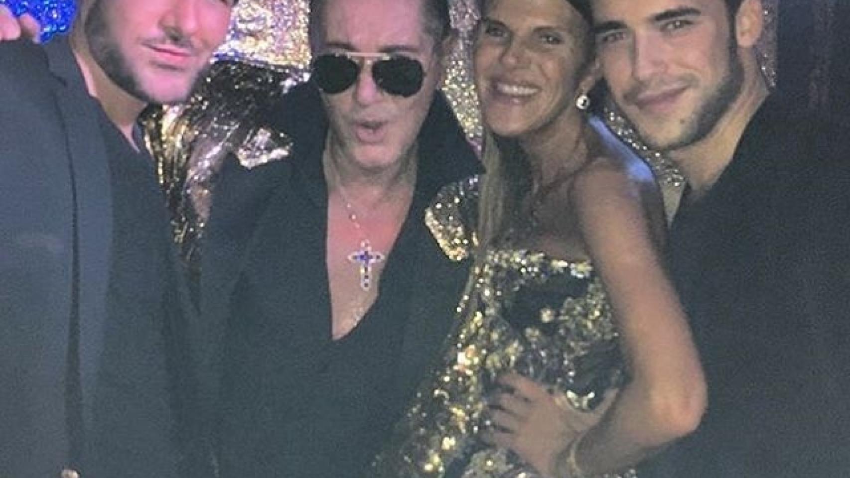 Stefano Gabbana y Anna Dello Russo, en el centro, en la fiesta postdesfile en Milán