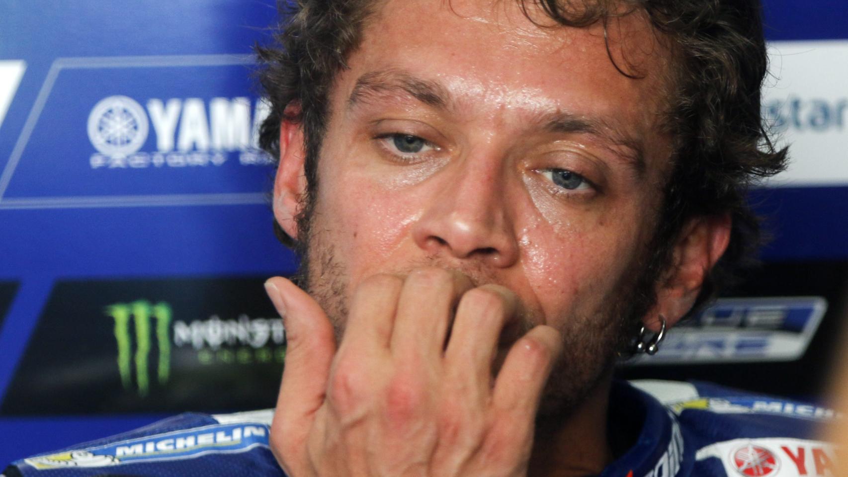Valentino Rossi, en el box de Yamaha.