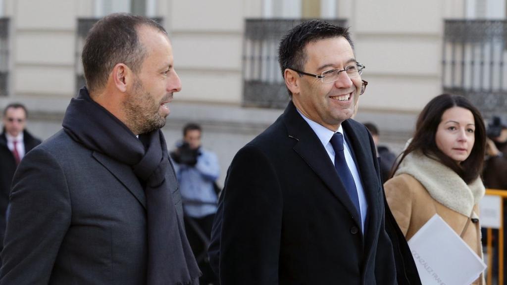 El presidente del FC Barcelona, Josep María Bartomeu (d.), y su antecesor, Sandro Rosell (iz.).
