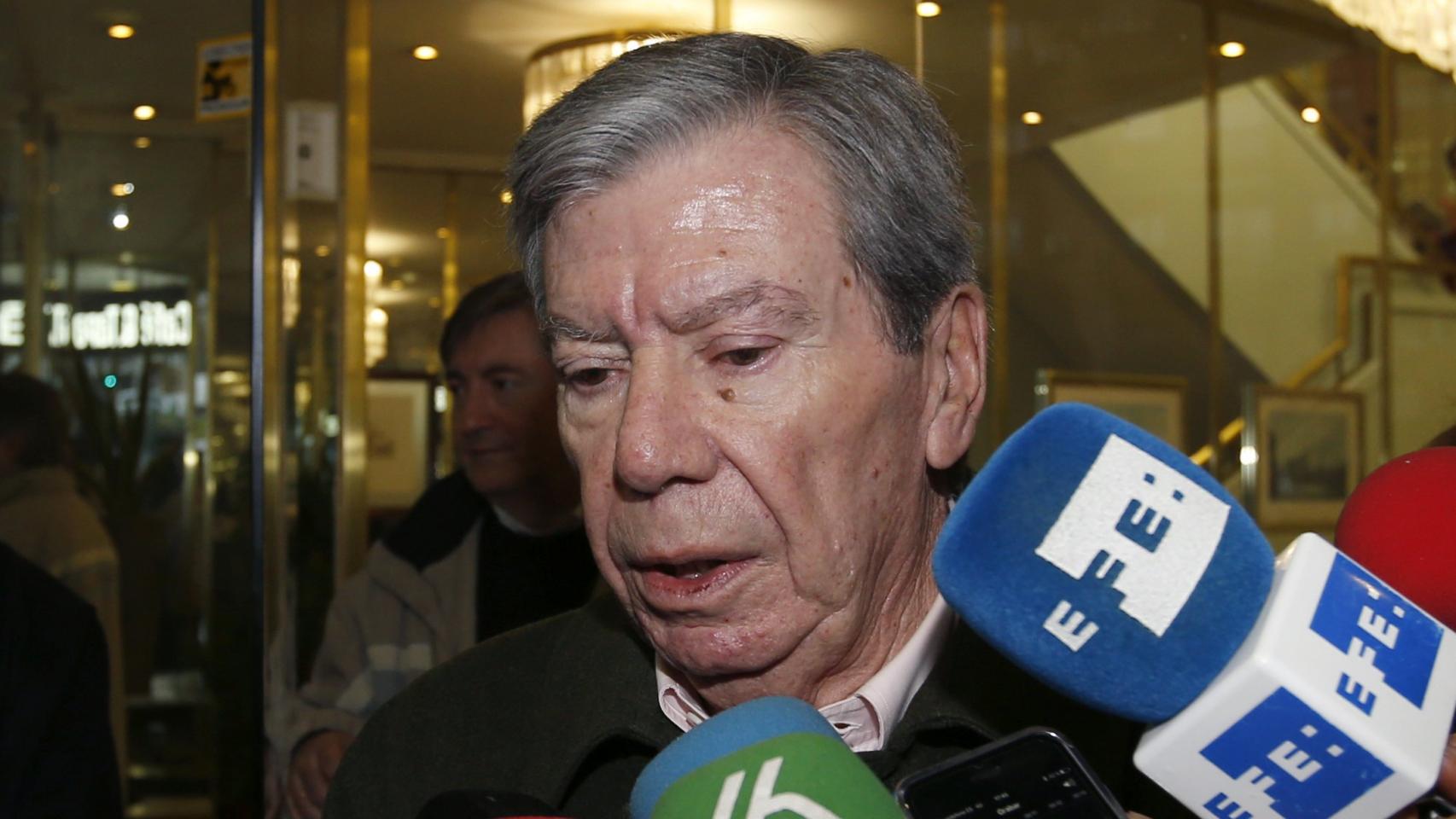 José Luis Corcuera atiende a los medios tras la reunión de históricos del PSOE