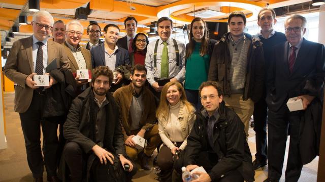 Foto de familia de Pedro J. Ramírez tras el desayuno.