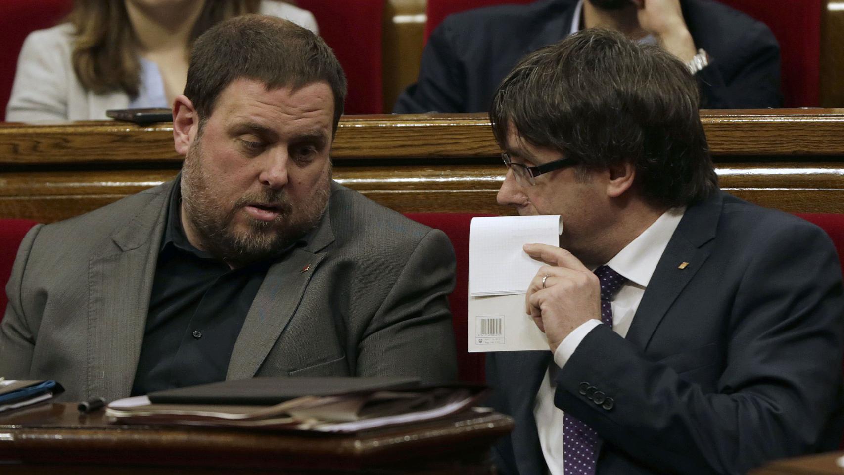 Puigdemont y Junqueras en el Parlament