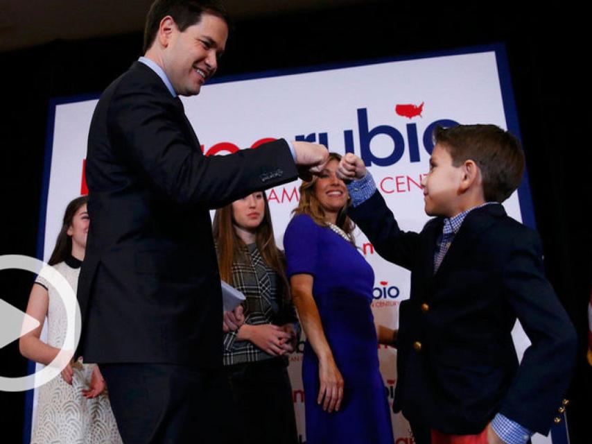 Marco Rubio choca los puños con uno de sus hijos.