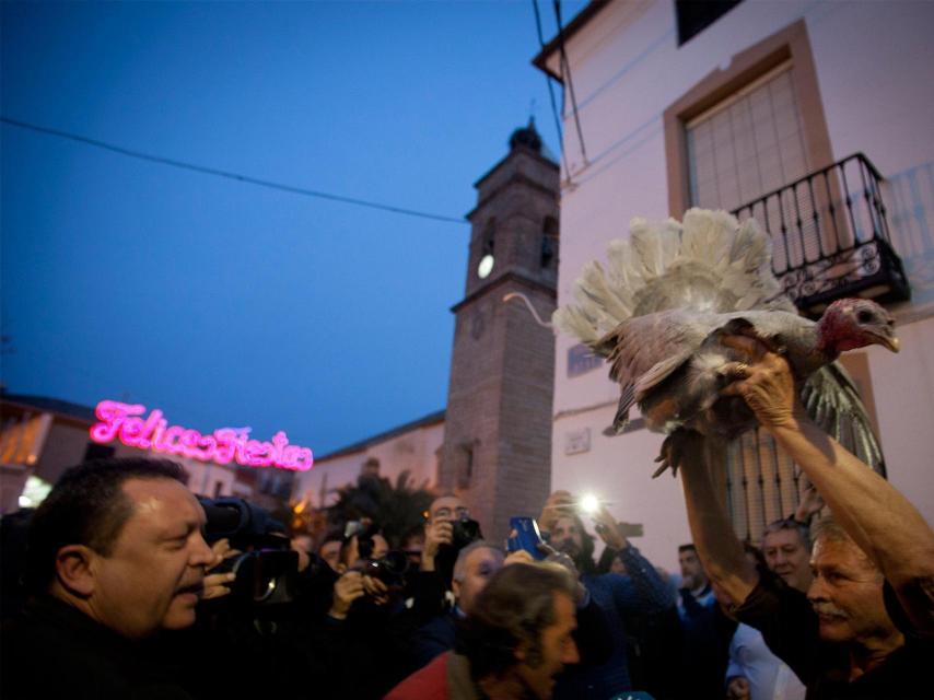 Fernando, vecino de Cazalilla, muestra una pava, como si hubiera sido lanzada.