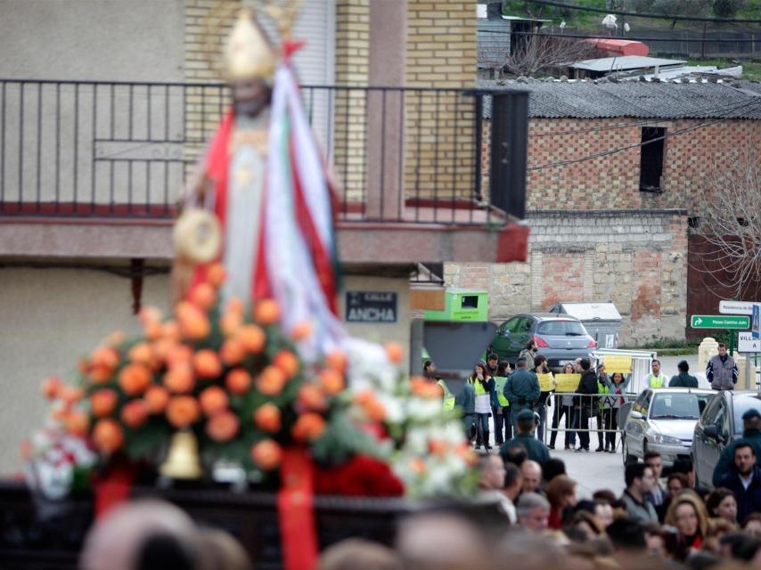 Animalistas concentrados en los alrededores del cortejo procesional de San Blas.