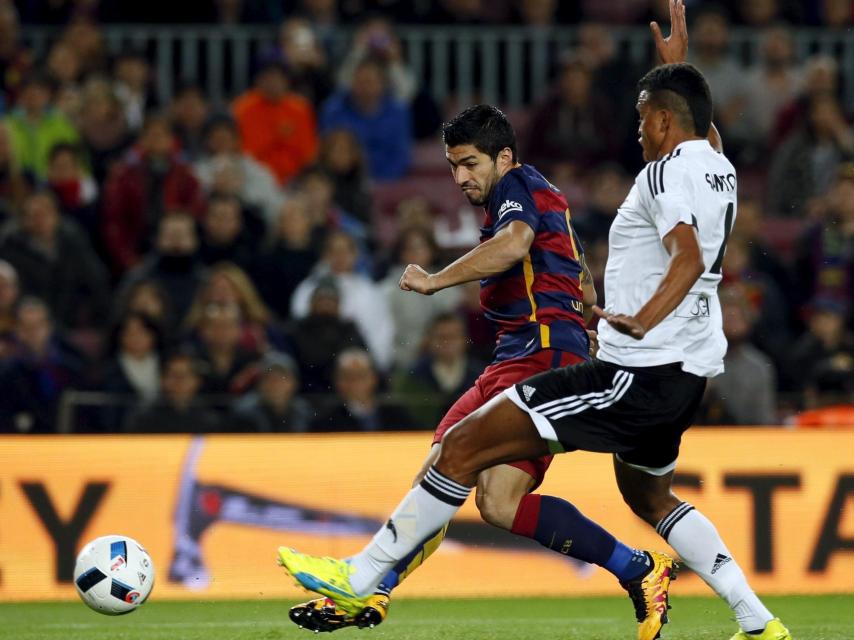 Luis Suárez marca un gol ante el Valencia.