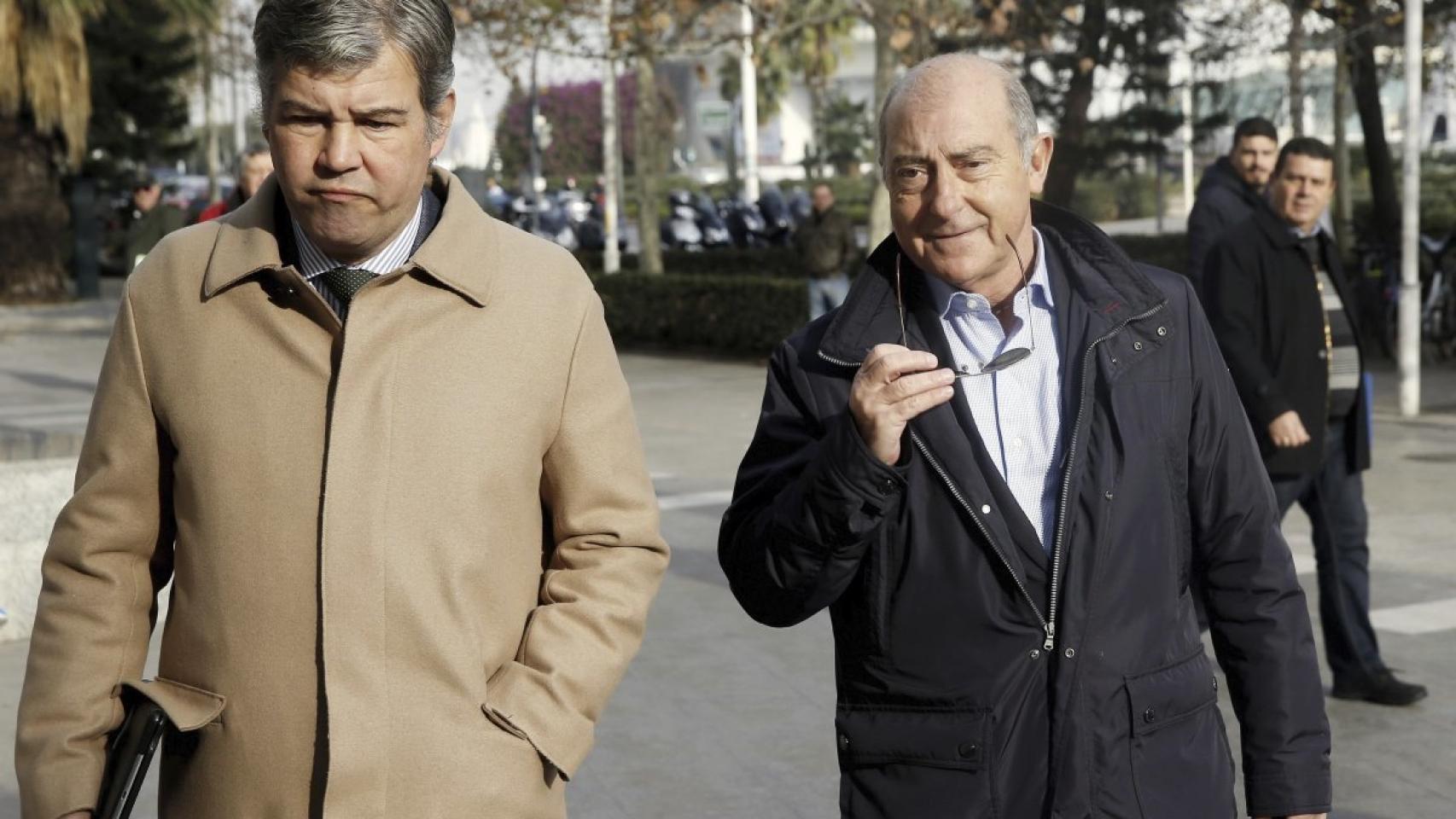 El exportavoz del PP en el Ayuntamiento de Valencia, Alfonso Novo (d) , a su llegada a la Ciudad de la Justicia.