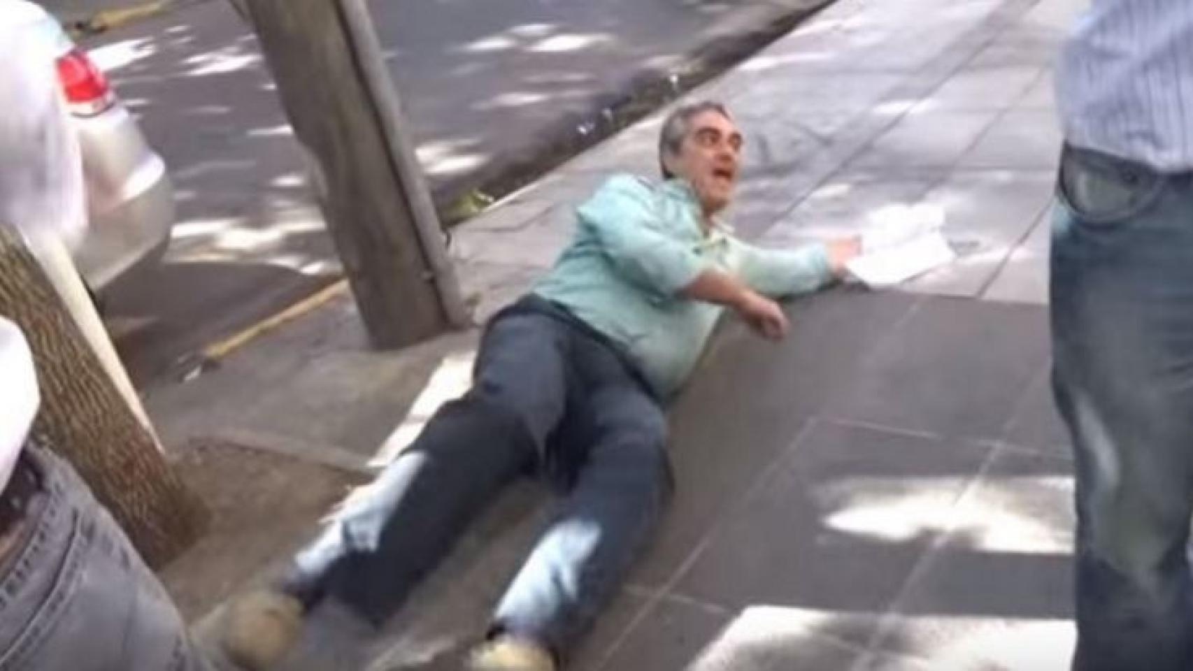 Sebastián Simone llama a gritos a la prensa desde el suelo.