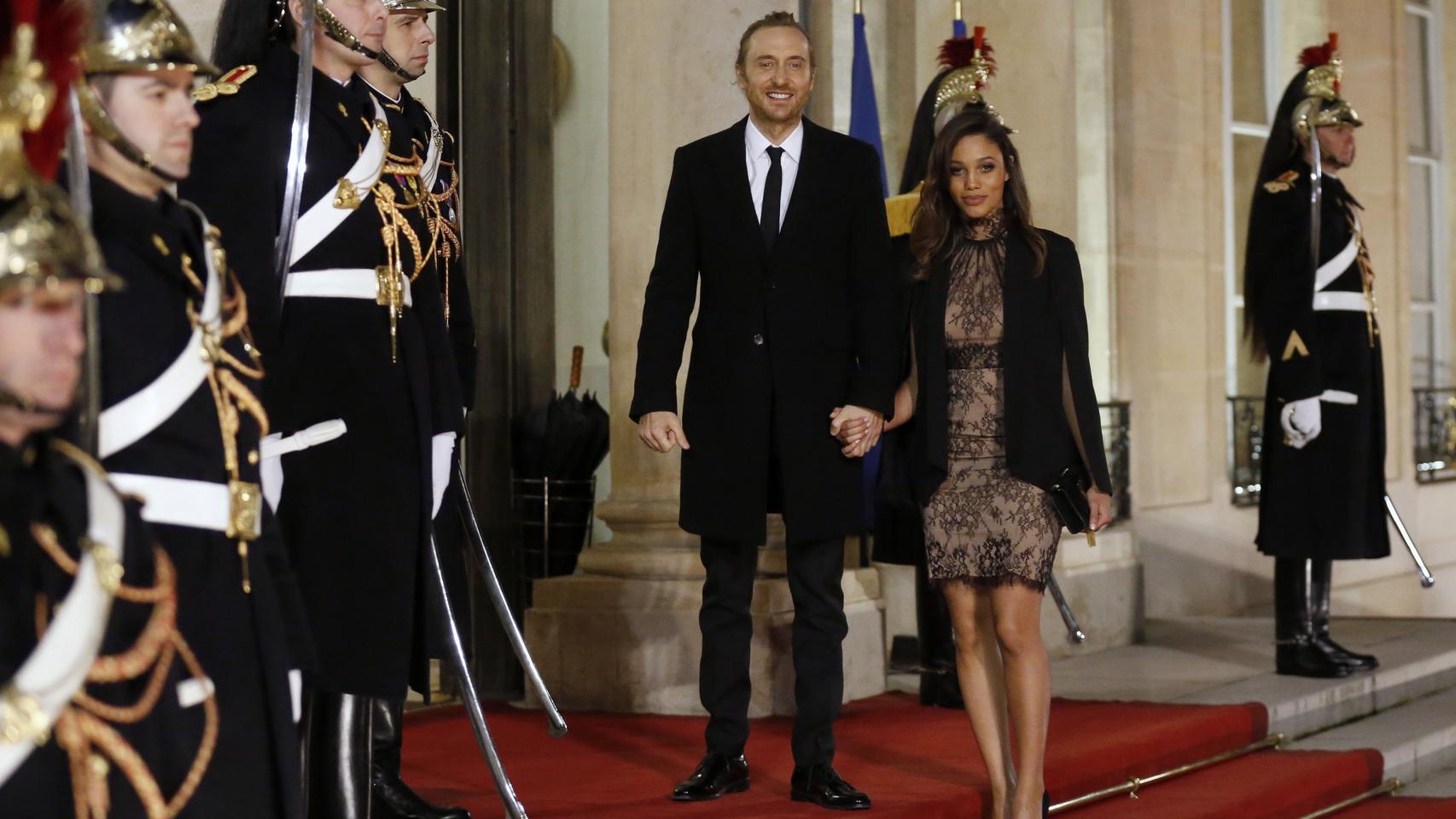 La guardia presidencial firme ante David Guetta y Jessica Ledon en el Eliseo