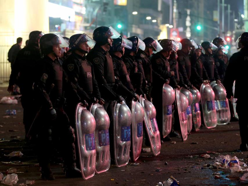 Policías custodian un estadio.