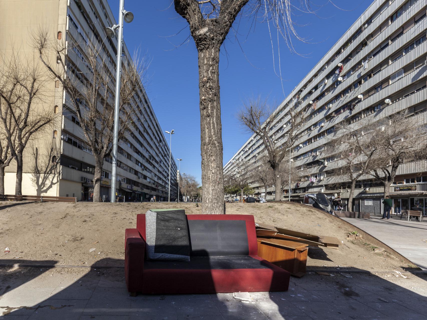 Un sofá abandonado en el barrio de La Mina