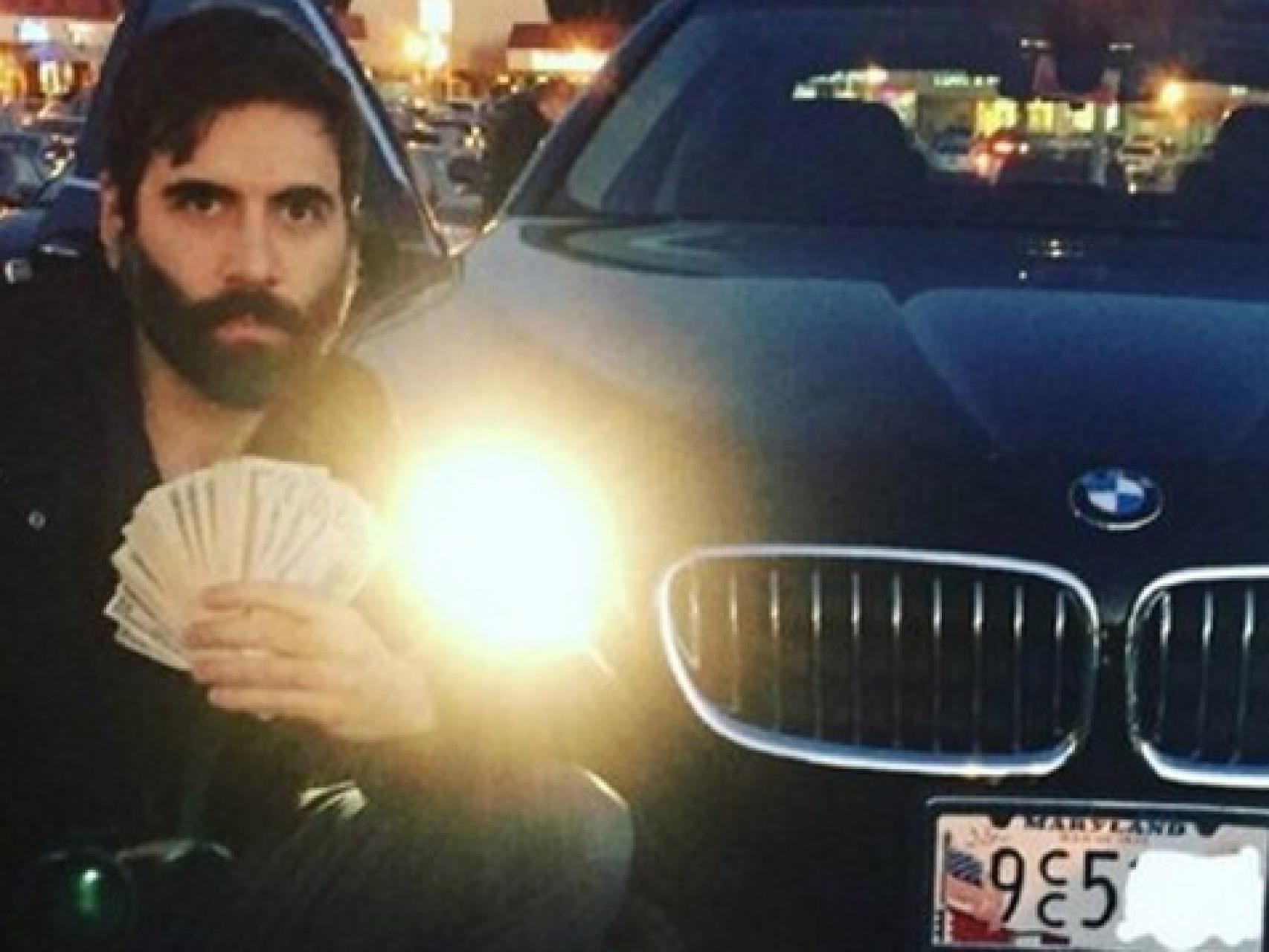 Roosh cuelga fotos con fajos de billetes y coches de lujo.