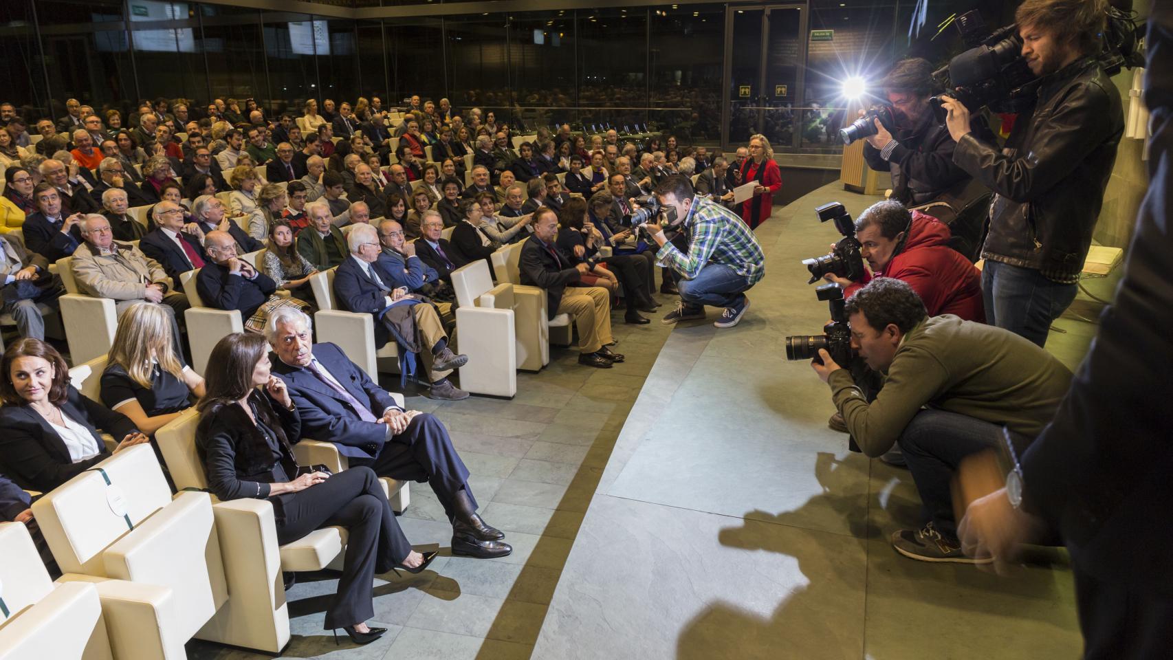 Isabel Preysler y Vargas Llosa en la Fundación Rafael del Pino