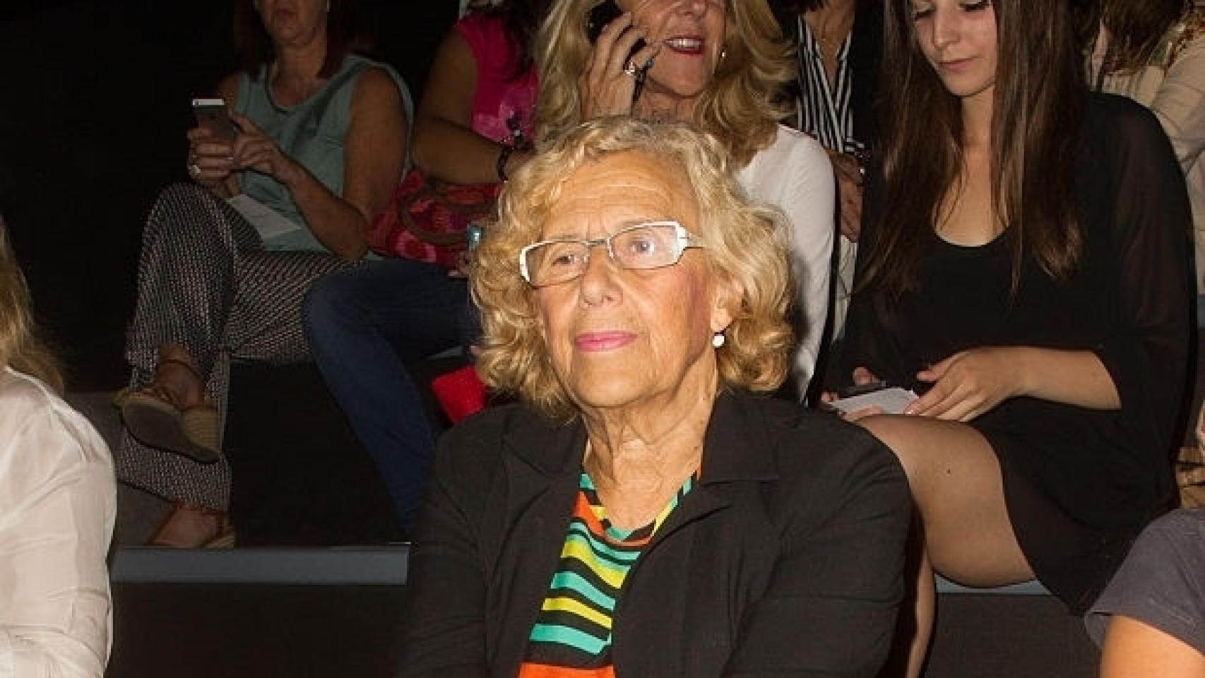 Carmena asistió al desfile de Juan Duyos en la pasada edición de la Mercedes Benz – Fashion Week Madrid.