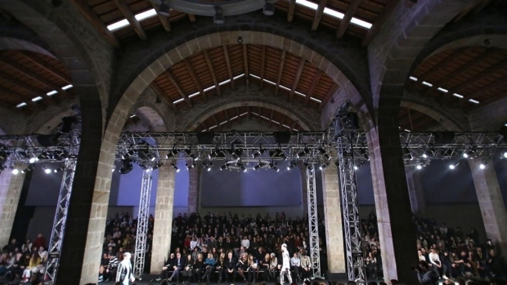 Uno de los desfiles de la 080 Barcelona Fashion en la Casa Llotja del Mar