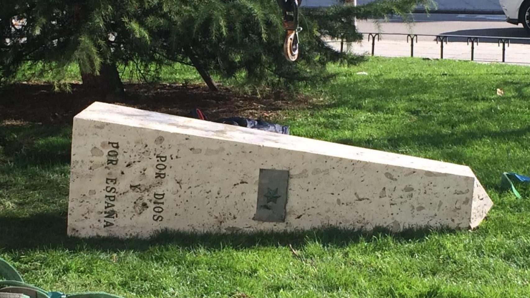 El monolito ya derribado