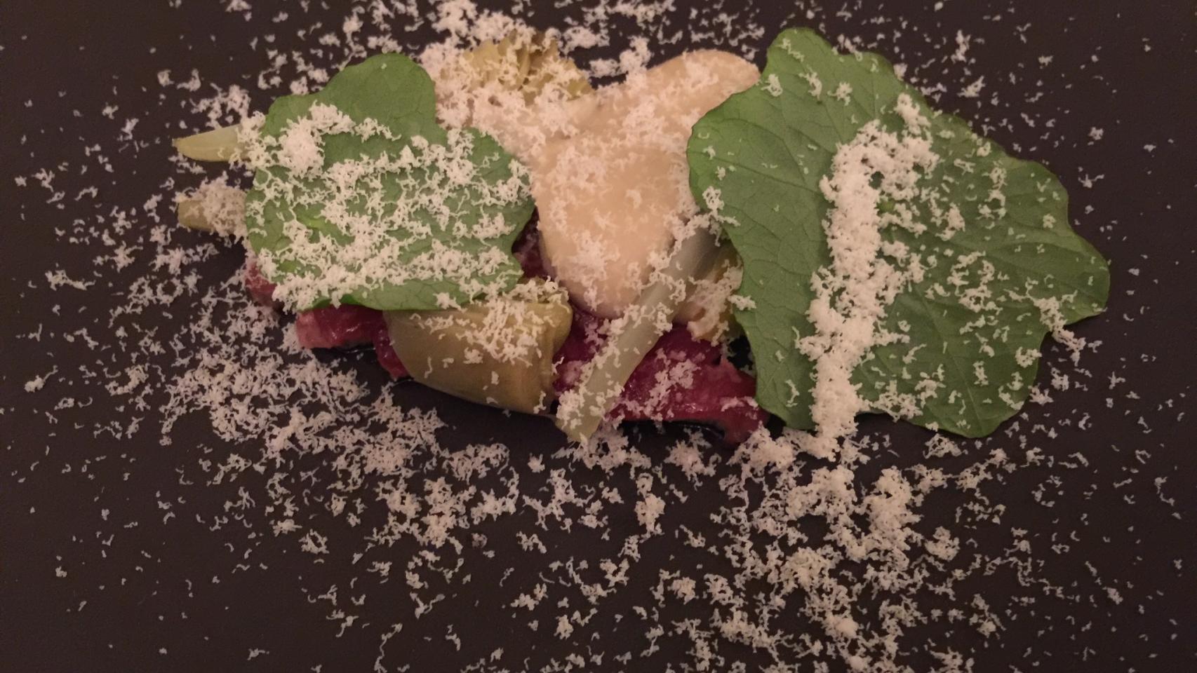 La carne de ternera curada con alcachofa y queso feta.