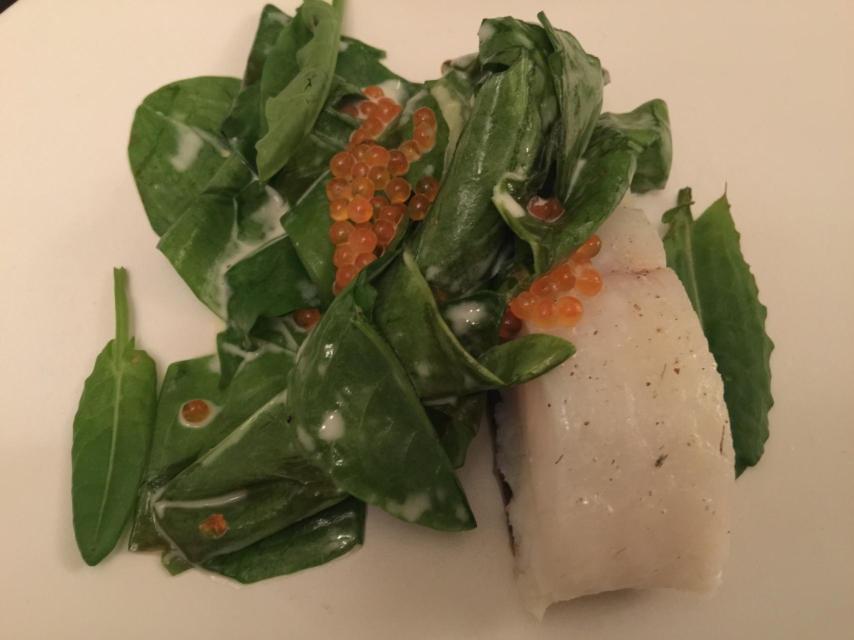 El rémol con acedera y huevas de salmón.