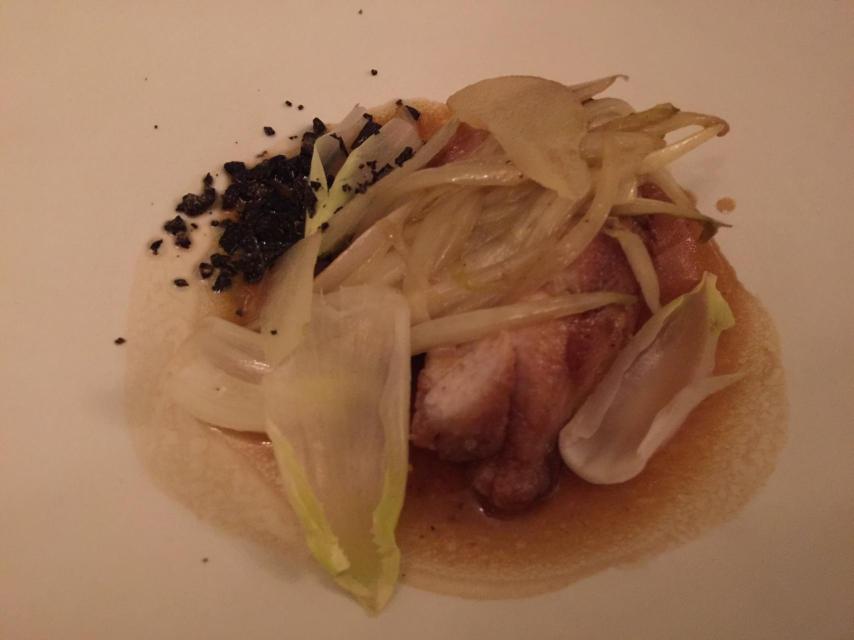 Mollejas con endivia, pera y trufa.