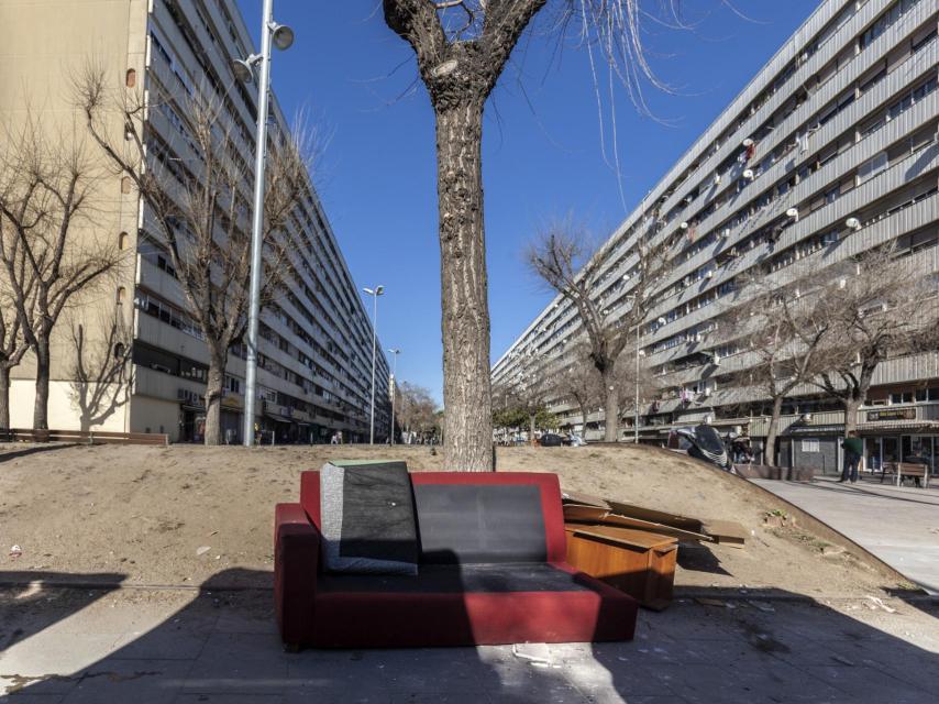 Un sofá abandonado en el barrio de La Mina