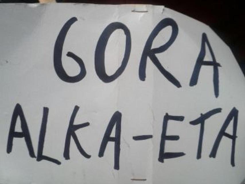 La pancarta desplegada en el escenario