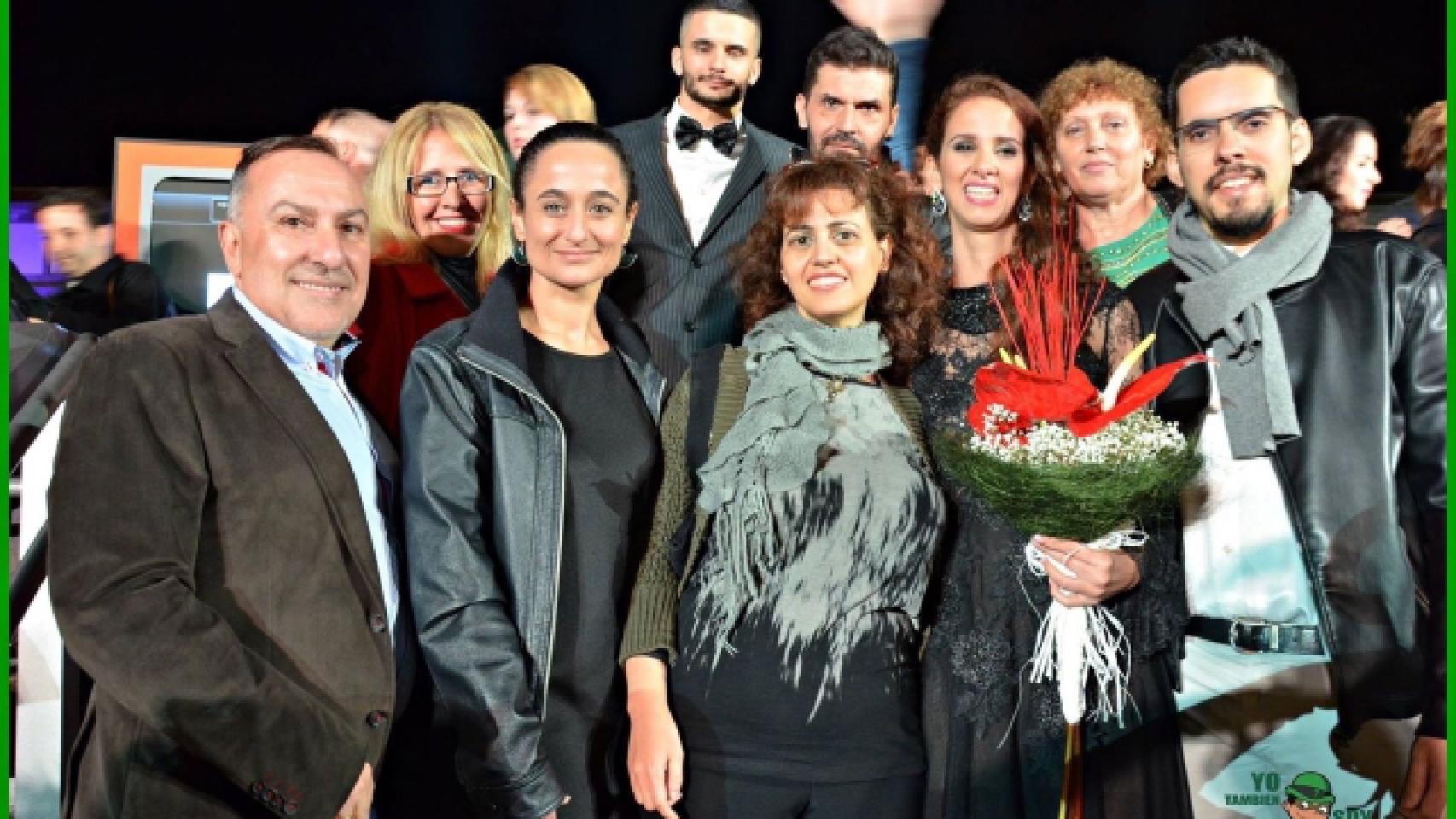 Lucía Hernández posó con todo su equipo al finalizar la gala