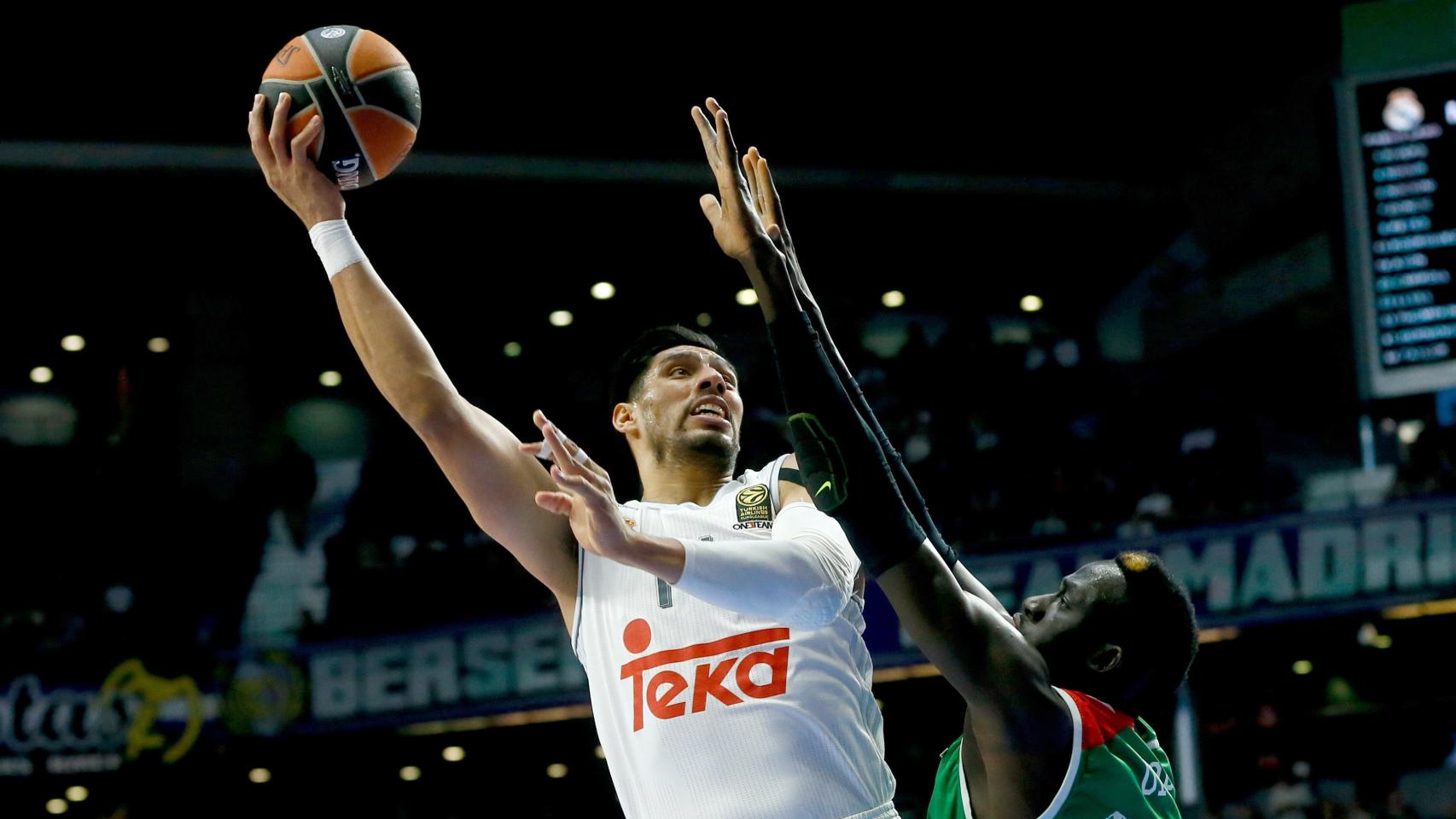 Gustavo Ayón intenta anotar ante la oposición de Diop en el Madrid-Baskonia.