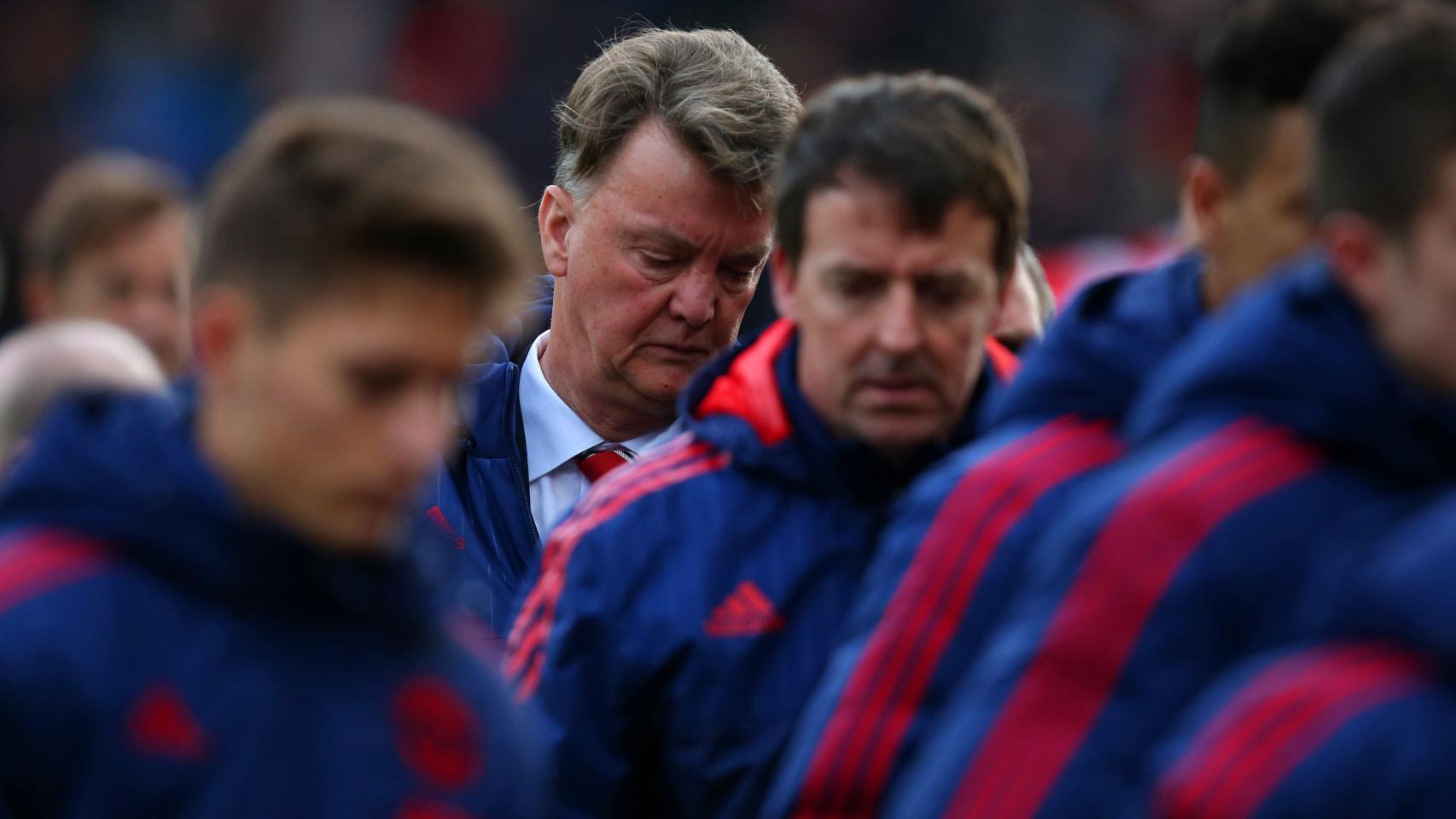 Van Gaal en primer plano entre el cuerpo técnico del United.